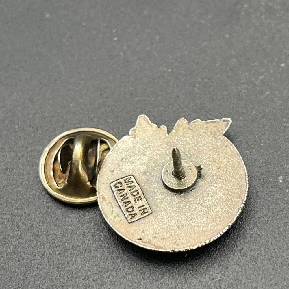 2005 Year Of The Veteran Canada Maple‎ Leaf Lapel Hat Pin